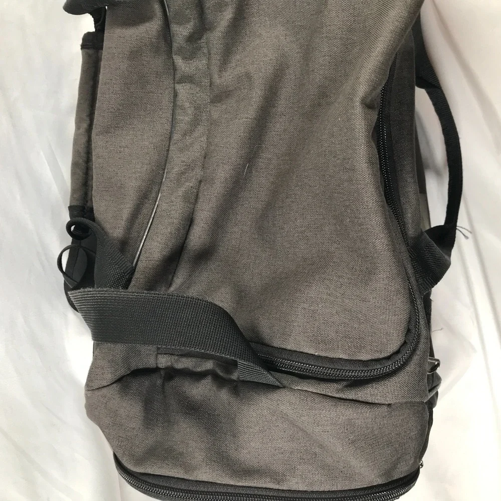 Under Armour‎ Storm Black Duffle Bag Shoulder Strap Handles Zip Close 18